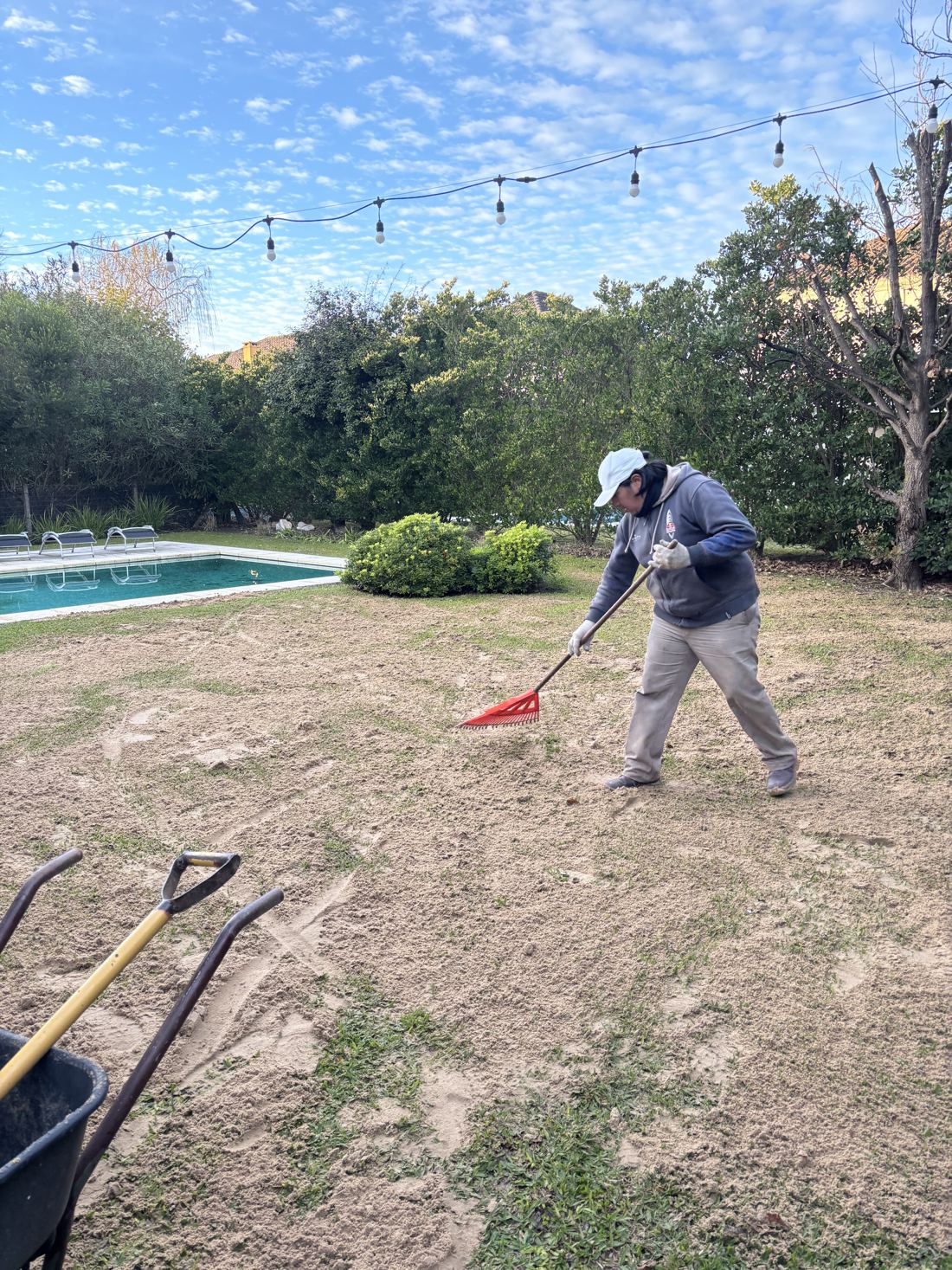 Integrante del equipo preparando el terreno