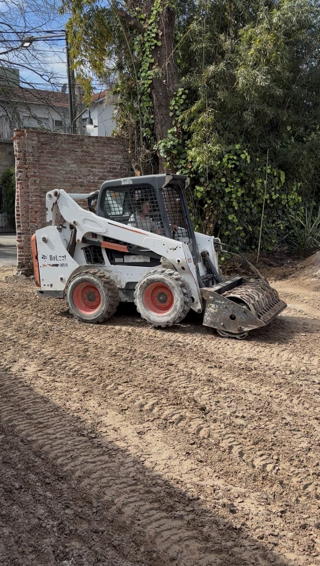 Minicargadora compactando el terreno